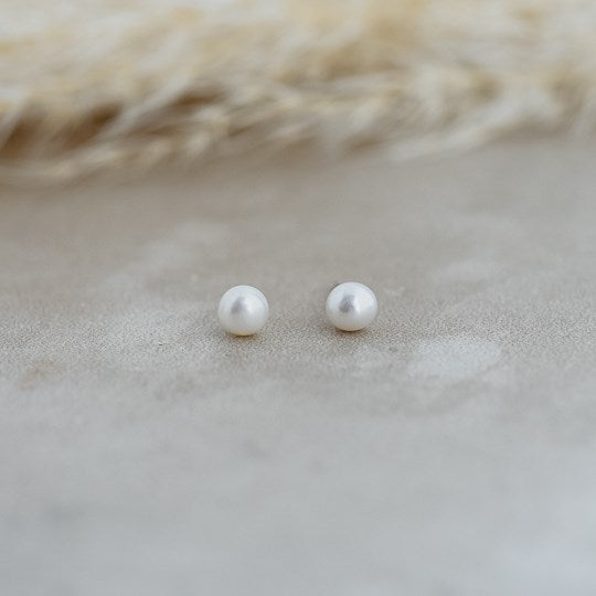 baby pearl | white studs