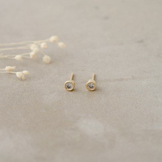 wink | stud earrings