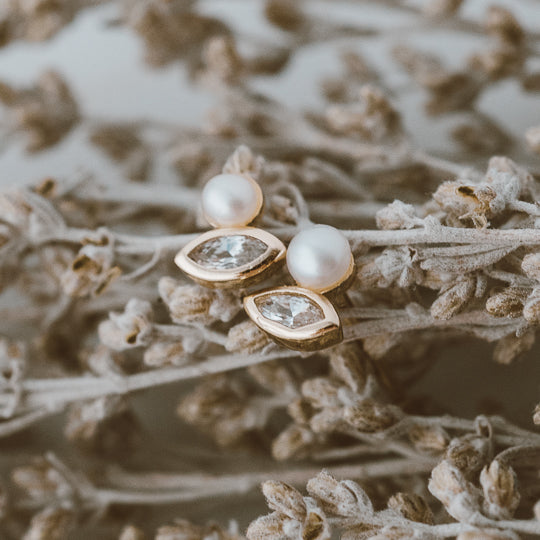 flawless stud earrings | white pearl