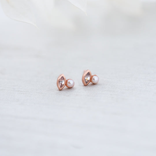 flawless stud earrings | white pearl
