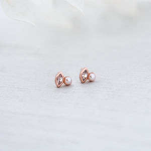 flawless stud earrings | white pearl