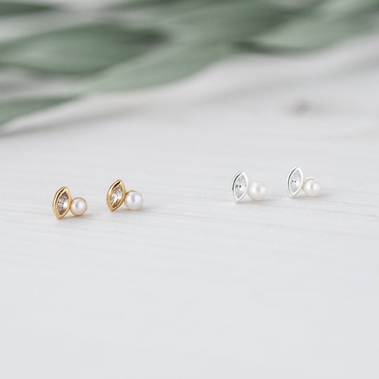 flawless stud earrings | white pearl